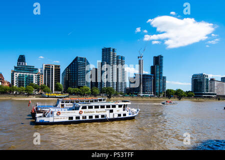 LONDON, Großbritannien - 18 May 2018: Sportboote auf der Themse vor Anker. von millbank gesehen und mit Blick auf die South Bank. Stockfoto