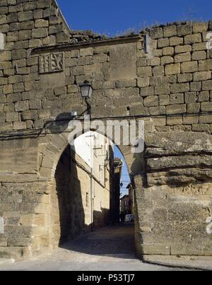Spanien. La Rioja. Briones. Mittelalterliche Mauer. Tor der Stadt. Stockfoto