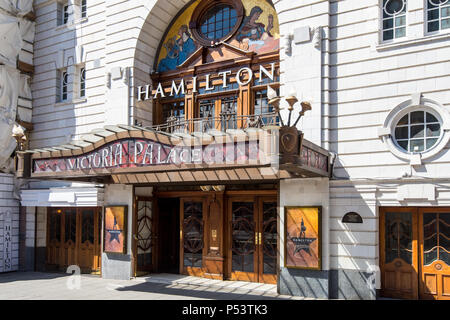 LONDON, Großbritannien - 18 May 2018: Das Victoria Palace Theatre die derzeit Hamilton angezeigt. Stockfoto