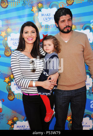 Ali Landry Tochter Estela Ines ein Mann Alejandro Gomez Monteverde 59 - Make A Wish Foundation profitieren am Santa Monica Pier Los Angeles. Ali Landry Tochter Estela Ines ein Mann Alejandro Gomez Monteverde 59 Veranstaltung in Hollywood Leben - Kalifornien, Red Carpet Event, USA, Filmindustrie, Prominente, Fotografie, Bestof, Kunst, Kultur und Unterhaltung, prominente Mode, Besten, Hollywood Leben, Event in Hollywood Leben - Kalifornien, Roter Teppich und backstage, Musik Prominente, Topix, Paar, Familie (Mann und Frau) und Kids - Kinder, Brüder und Schwestern Anfrage tsuni@Gam Stockfoto