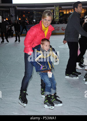 Alison Sweeney, Sohn - Wir feiern Disney On Ice auf der Nokia Plaza in Los Angeles. Alison Sweeney, Sohn 32 Veranstaltung in Hollywood Leben - Kalifornien, Red Carpet Event, USA, Filmindustrie, Prominente, Fotografie, Bestof, Kunst, Kultur und Unterhaltung, prominente Mode, Besten, Hollywood Leben, Event in Hollywood Leben - Kalifornien, Roter Teppich und backstage, Musik Prominente, Topix, Paar, Familie (Mann und Frau) und Kids - Kinder, Brüder und Schwestern anfrage tsuni@Gamma-USA.com, Kredit Tsuni/USA, 2010 Stockfoto