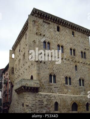 ARTE GOTICO. ESPAÑA. TORRE LUZEA. Edificio zivilen construido en el siglo XV, perteneciente al Linaje De Los ZARAUTZ. Vista allgemeine De Su fachada, con tres Vulcanus. ZARAUTZ. Estado de Guipúzcoa. País Vasco. Stockfoto