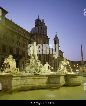 ARTE BARROCO. ITALIA. FUENTE del Moro. Ubicada en el extremo Sur de la Piazza Navona. Fué realizada por Uno de los discípulos de Bernini. Al fondo, la iglesia de Santa Agnese. ROMA. Stockfoto