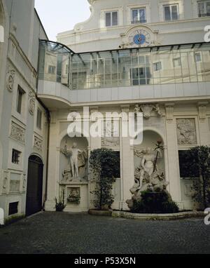 ARTE BARROCO. ITALIA. PALACIO DE LA BANCA DE AGRICULTURA, en la Via del Corso. Vista interior de estilo Barroco con una Fuente de Rondimini de 1764. ROMA. Stockfoto