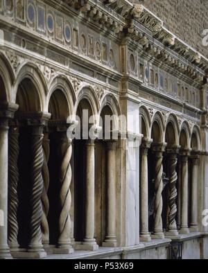 ARTE BARROCO. ITALIA. SAN GIOVANNI IN LATERANO (SAN JUAN DE LETRAN). Iglesia episcopal del Papa. Edificio que ha sufrido transformaciones Durante los siglos V, VIII, X, XIII, XV y XVII. Las mejores De Las Columnas del Claustro. ROMA. Stockfoto