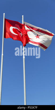 Im Norden von Zypern die wehende Flagge im Himmel Konzept der Stolz und Beruf Stockfoto