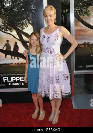 Penelope Ann Miller & Tochter umgedreht Premiere Arclight Theater in Los Angeles. b PenelopeAnnMiller Tochter 06 Veranstaltung in Hollywood Leben - Kalifornien, Red Carpet Event, USA, Filmindustrie, Prominente, Fotografie, Bestof, Kunst, Kultur und Unterhaltung, prominente Mode, Besten, Hollywood Leben, Event in Hollywood Leben - Kalifornien, Roter Teppich und backstage, Musik Prominente, Topix, Paar, Familie (Mann und Frau) und Kids - Kinder, Brüder und Schwestern anfrage tsuni@Gamma-USA.com, Kredit Tsuni/USA, 2010 Stockfoto