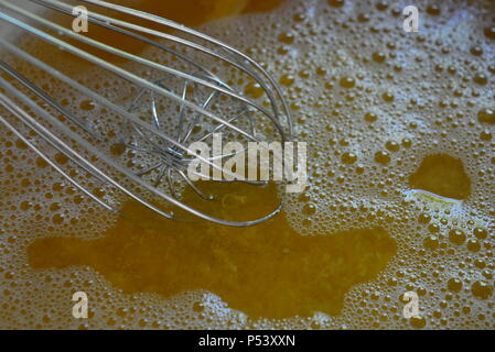 Essen, hausgemachte Mahlzeiten kochen, gekochte Pfirsichscheiben, Pfirsichkompott mit Gelatine und Metallquirl. Herstellung von Pfirsichgelee aus natürlichen Früchten. Stockfoto