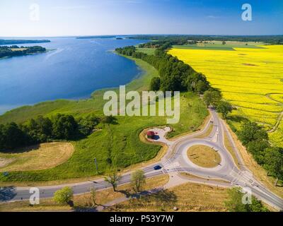 Luftaufnahme der Kreisverkehr Kreis und Fahrradwege in der Nähe von Wegorzewo Stadt, Mazury, Polen. Mamry See auf der linken Seite Stockfoto