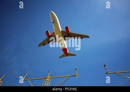 Easyjet Airbus 319 Ebene OE-LQJ fliegt über den Ansatz Beleuchtung Pylone, wie es in Edinburgh am Flughafen zu landen Stockfoto