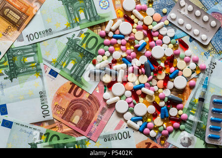 Bunte Pillen Tabletten Drogen auf Geld Hintergrund Stockfoto