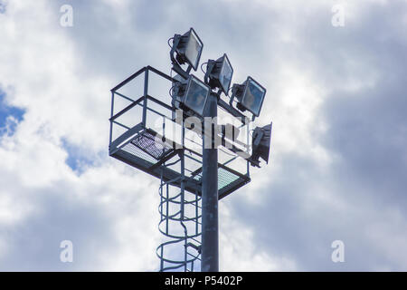 Lichtmast auf dem Hintergrund eines bewölkten Himmel, Licht für das Spielen auf einem Fußball Feld Stockfoto