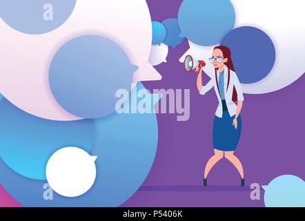 Profil Geschäftsfrau halten Megafon neue Idee Unterstützung über Blasen backgroung weibliche emotion Avatar Chat, Frau cartoon Symbol volle Länge flach Stock Vektor