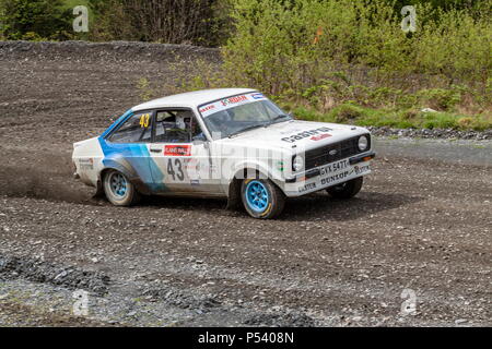 Ein Ford Mkii Escort Rallye Auto, eine Ecke auf den Ebenen Rallye in North Wales Stockfoto