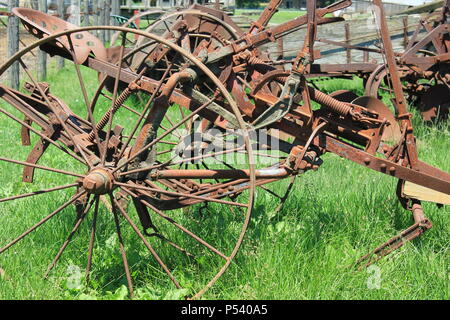 Eisenwagen mit Wagenrädern aus Metall. Stockfoto