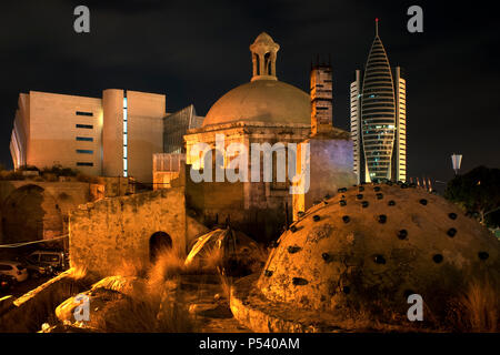 Alte Gebäude Vs moderne Architektur bei Nacht in Haifa Stockfoto