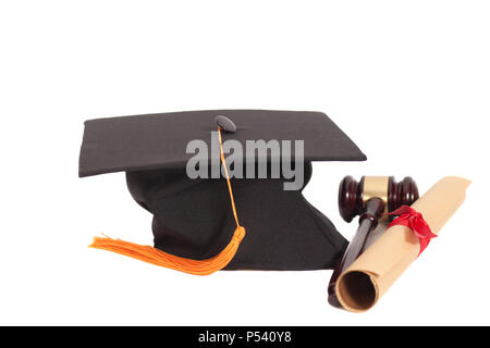 Schwarze Graduierung Hut mit Diplom und Hammer, Isolated on White Background Stockfoto