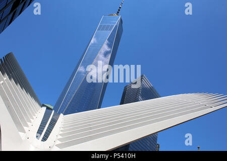 NEW YORK, NY - 28. Juni: Calatrava ist Oculus außen Stahl rib Struktur über WTC1 Gebäude im Finanzdistrikt, Manhattan am 28. Juni überlagert, Stockfoto