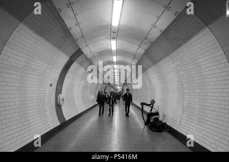 London, Großbritannien, 13. Oktober 2017, die U-Bahn und der U-Bahn unter der Stadt, schöne Architektur und Details in schwarz und weiß mit Menschen zu Fuß Stockfoto