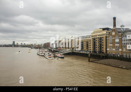 London, Großbritannien, 13. Oktober 2017, Bewölkt Herbst Tag in der grossen Stadt, schöne Architektur und Gebäude in Großbritannien Stockfoto