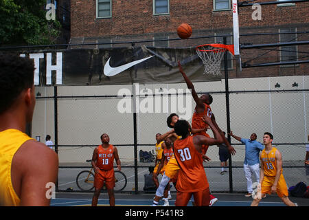 NEW YORK, NY - 12. Juli: Spieler, die kriechen, um den Ball unter dem Board beim spielen Basketball in "Der Käfig", West 4th Street, Manhattan auf J Stockfoto