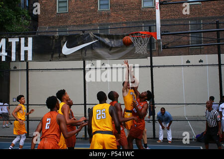 NEW YORK, NY - 12. Juli: Spieler, die kriechen, um den Ball unter dem Board beim spielen Basketball in "Der Käfig", West 4th Street, Manhattan auf J Stockfoto