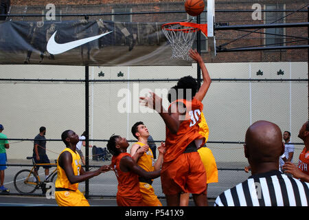 NEW YORK, NY - 12. Juli: Spieler, die kriechen, um den Ball unter dem Board beim spielen Basketball in "Der Käfig", West 4th Street, Manhattan auf J Stockfoto