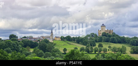 Mittelalterliche Burg im französischen Dorf von Mauvezin, Hautes Pyrenees, Frankreich Stockfoto