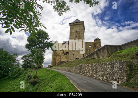 Mittelalterliche Burg im französischen Dorf von Mauvezin, Hautes Pyrenees, Frankreich Stockfoto