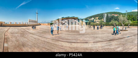 SAN GIOVANNI ROTONDO, Italien - 10. Juni: Panoramablick mit Fassade des Heiligtums des hl. Pio von Pietrelcina, Katholische Heiligtum, entworfen von Renzo Pian Stockfoto