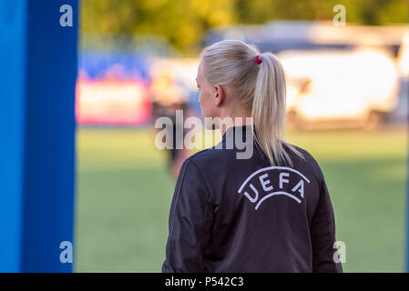 MINSK, Weißrussland - Juni 24, 2018: UEFA-Inspektor an schaut während der BELARUSSISCHE Premier League football Match zwischen FC Luch und FC Torpedo an der Olim Stockfoto