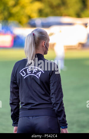 MINSK, Weißrussland - Juni 24, 2018: UEFA-Inspektor an schaut während der BELARUSSISCHE Premier League football Match zwischen FC Luch und FC Torpedo an der Olim Stockfoto