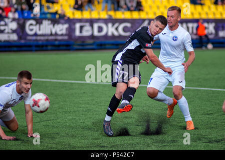 MINSK, Weißrussland - 24. JUNI 2018: Fussball Spieler kämpft für Kugel während der BELARUSSISCHE Premier League football Match zwischen FC Luch und FC Torpedo bei t Stockfoto