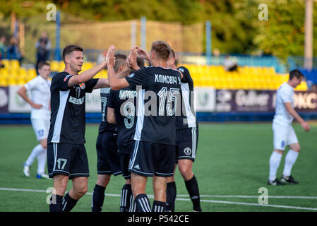 MINSK, Weißrussland - 24. JUNI 2018: Fussball Spieler Ziel Feiern während der BELARUSSISCHE Premier League football Match zwischen FC Luch und FC Torpedo am Th Stockfoto