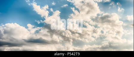 Dramatische blauer Himmel mit malerischen Wolken Textur mit kopieren, können als Hintergrund verwendet werden Stockfoto