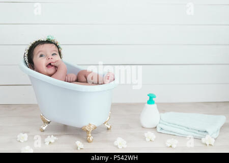 Happy Pretty baby unter der Dusche in einem viktorianischen Badewanne Stockfoto