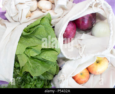 Bulk Gemüse, Früchten und Pilzen in wiederverwendbaren Baumwolle Taschen Stockfoto