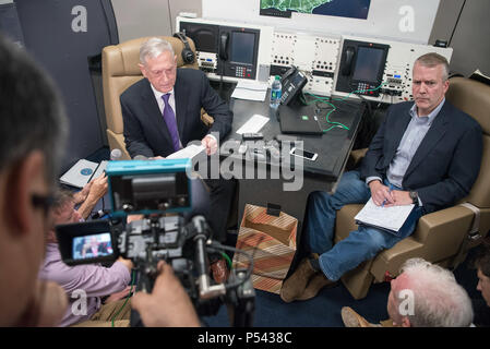 Us-Verteidigungsminister James N. Mattis spricht mit Reportern, die während eines Fluges von der Andrews Air Force Base, Maryland zu Alaska, 24. Juni 2018. Senator Dan Sullivan (R-AK), eine Mehrheit der Senate Armed Services Committee, reiste mit Sekretär Mattis für den Flug nach Alaska. (DoD Foto von Armee Sgt. Amber I. Smith) Stockfoto