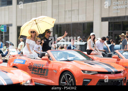 Indianapolis, Indiana, USA - 26. Mai 2018, Indycar Fahrer Ryan Hunter-Reay und seine Familie, die auf ein Auto, das die Straße runter an der Indy 500 Parade Stockfoto