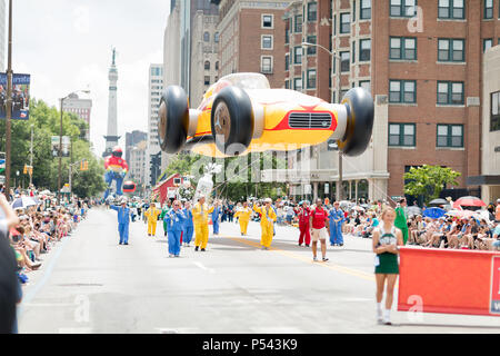 Indianapolis, Indiana, USA - 26. Mai 2018, Menschen, die einen Ballon in Form eines Rennwagens an der Indy 500 Parade Stockfoto