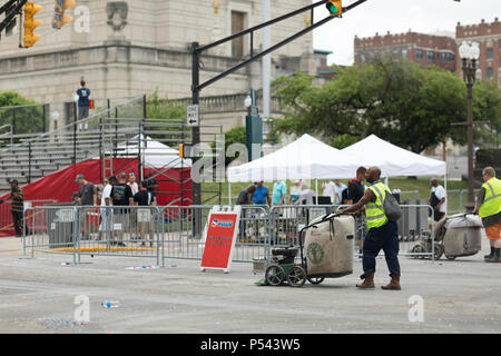 Indianapolis, Indiana, USA - 26. Mai 2018, säubern Sie herauf Mannschaften arbeiten auf der Straße, Abholung Papierkorb nach dem Indy 500 Parade Stockfoto