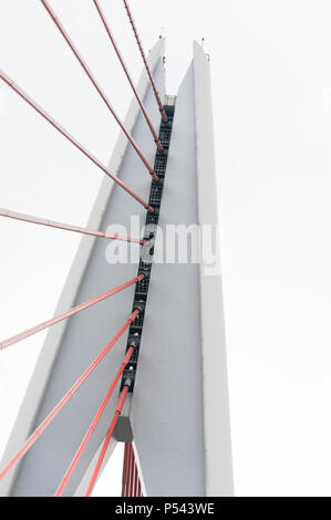DongShuiMen Kabelbrücke detail gegen Himmel in Chongqing, China Stockfoto
