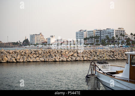 Mole Steine auf Zypern, Larnaca. Reiseziel im Sommer. Strand, Meer, Stadt, blau Himmel Hintergrund. Stockfoto