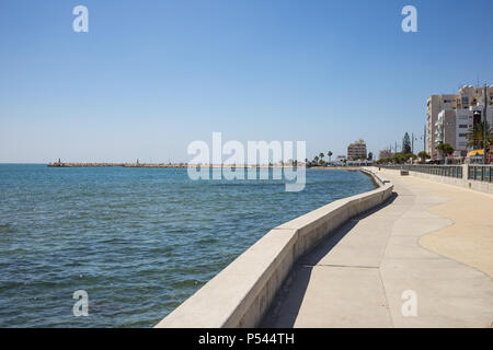 Zypern, Larnaca. Stein weg um und über das Meer. Hafen, Strand, Gebäude, blauer Himmel. Stockfoto