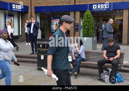 Menschen gehen vorbei an der Filiale der Royal Bank of Scotland Bank in der Nähe der Engel, Islington, London. Stockfoto