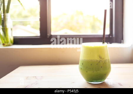 Matcha Eistee grüner Tee auf dem Tisch Stockfoto