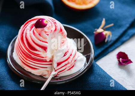 Rose Wasser Blutorange und Vanilleeis auf einem Teller serviert. Weißer Stein Hintergrund. Stockfoto