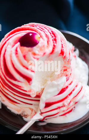 Rose Wasser Blutorange und Vanilleeis auf einem Teller serviert. Weißer Stein Hintergrund. Stockfoto