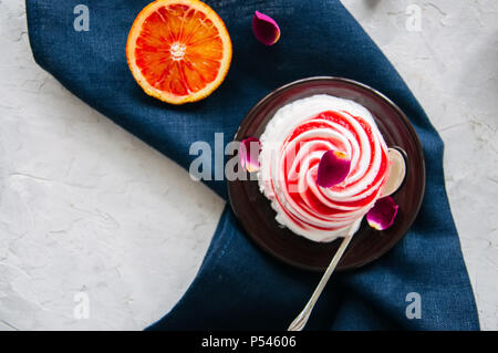 Rose Wasser Blutorange und Vanilleeis auf einem Teller serviert. Weißer Stein Hintergrund. Stockfoto