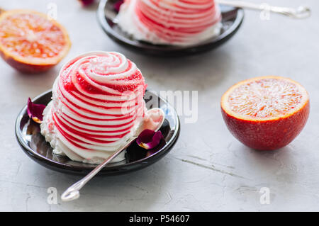 Rose Wasser Blutorange und Vanilleeis auf einem Teller serviert. Weißer Stein Hintergrund. Stockfoto